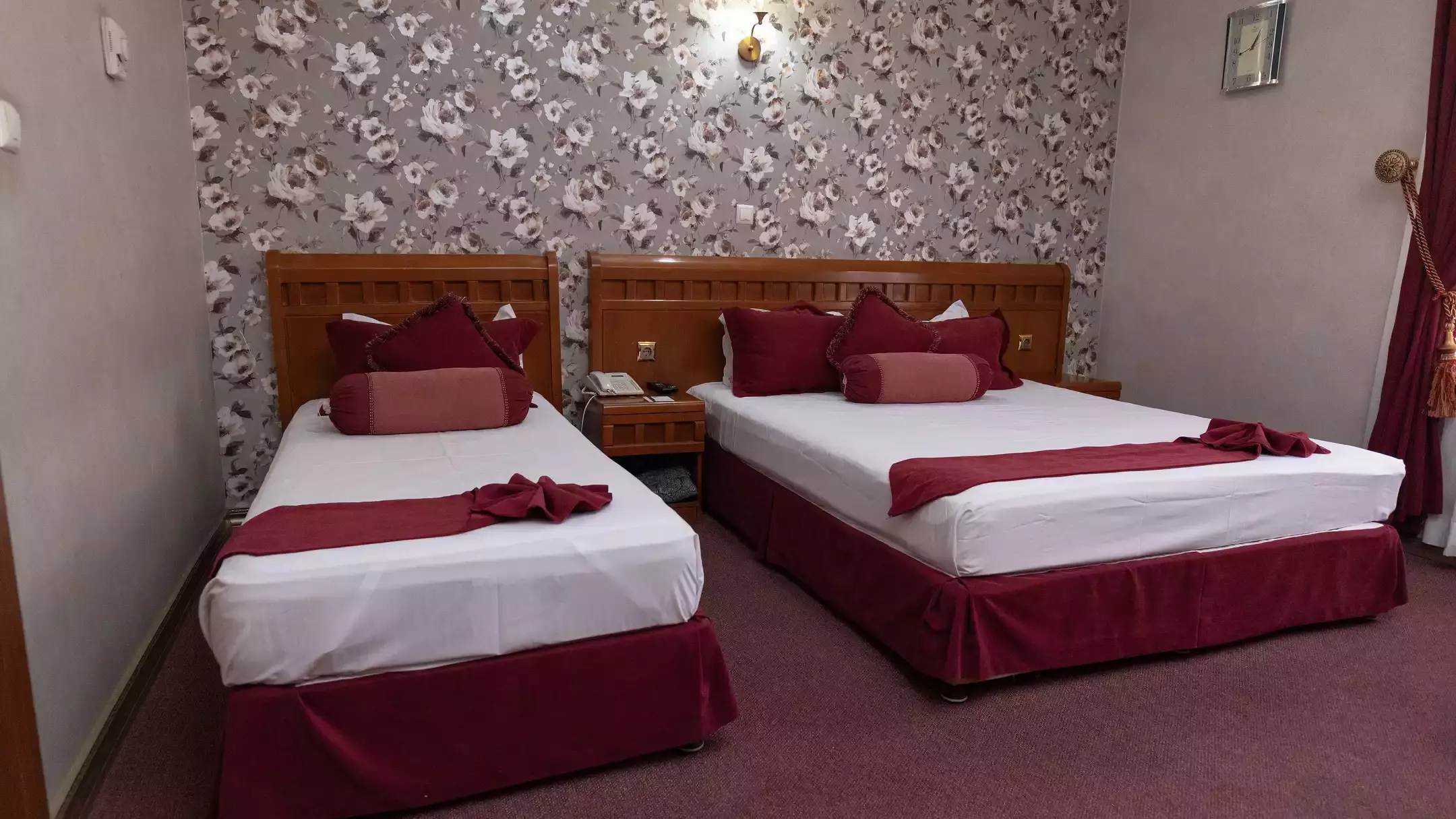 Alibaba https://cdn.alibaba.ir/ostorage/hotel-accommodation-images/67053f5b906add960f28e6ef_66dc58aa0a817712c6d5ae54_هتل آبان - اتاق سه تخته دبل سینگل (2).webp